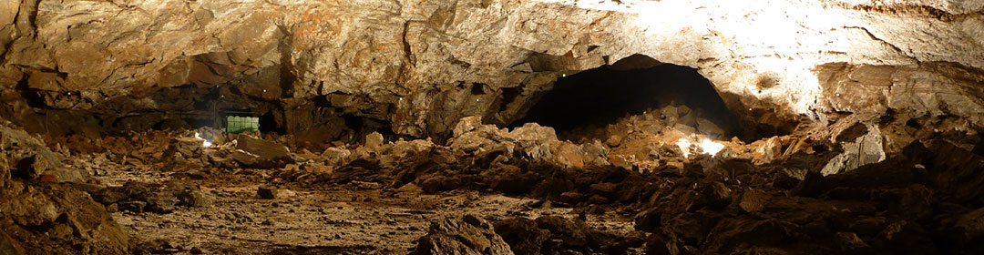 ausgeleuchtete Höhle zum besichtigen
